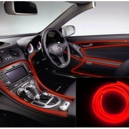 Barra dei fari per auto, luce a LED per auto. Collezione realistica per la  visione anteriore con luci automatiche con effetto luminoso di notte, luci  blu rosse luminose sul veicolo Immagine e