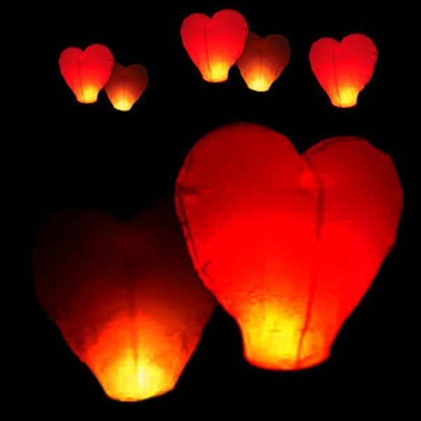 https://www.tradeshopitalia.com/27785-large_default/lanterna-cinese-volante-skylantern-a-forma-di-cuore-per-matrimonio-eventi-party.jpg