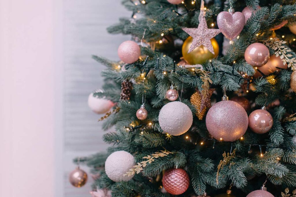 albero di Natale con decorazioni rosa
